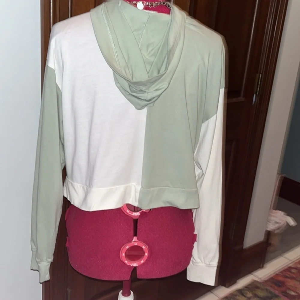 Hollister  Cropped Hoodie  color block Sage/ Cream  NWOT  Pull over  CUTE Size S